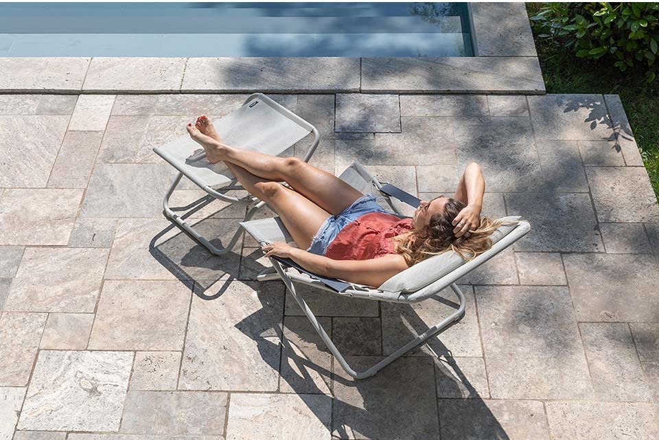 Transabed et repose-jambes Next, couleur Seigle, Lafuma Mobilier au bord de la piscine